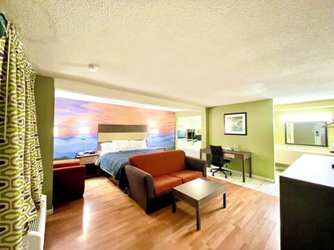 Superior Room, 1 King Bed, Non Smoking | Desk, laptop workspace, WiFi (free), bed sheets