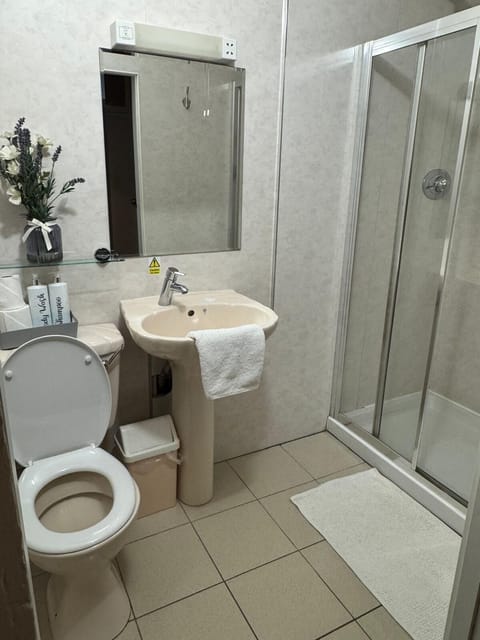 Basic Single Room, Garden View | Bathroom