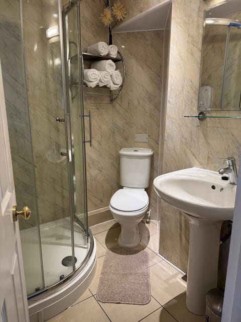 Economy Triple Room, Courtyard View | Bathroom