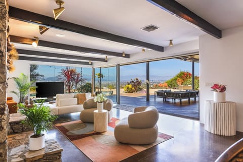 Family House, City View | Living area