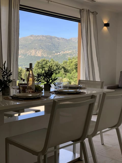 Apartment, 3 Bedrooms, Patio, Garden View | Dining room