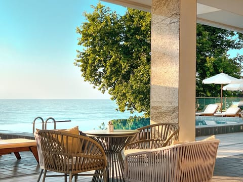 2 bars/lounges, poolside bar, beach bar