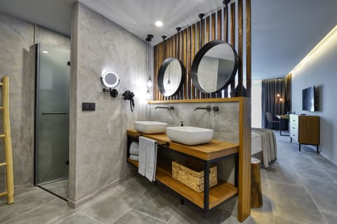 Junior Suite, Lateral Sea View | Bathroom | Shower, free toiletries, hair dryer, towels