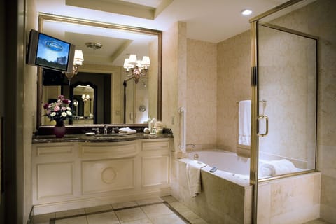 Combined shower/tub, rainfall showerhead, designer toiletries