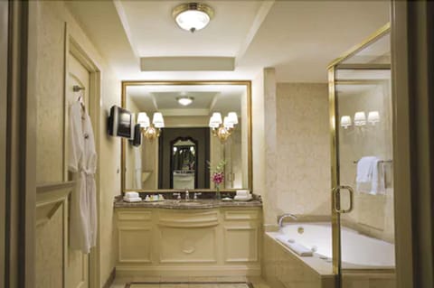 Combined shower/tub, rainfall showerhead, designer toiletries