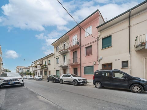 Mode Of Transport, Vehicle, Car, Building, Window, Motor Vehicle, Wheel, Automotive Exterior