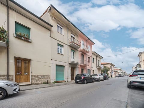 Mode Of Transport, Building, Window, Road Surface, Residential Area, Road, Car, Automotive Exterior, Town