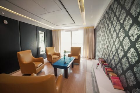 Luxury Studio Suite | Desk, laptop workspace, free WiFi
