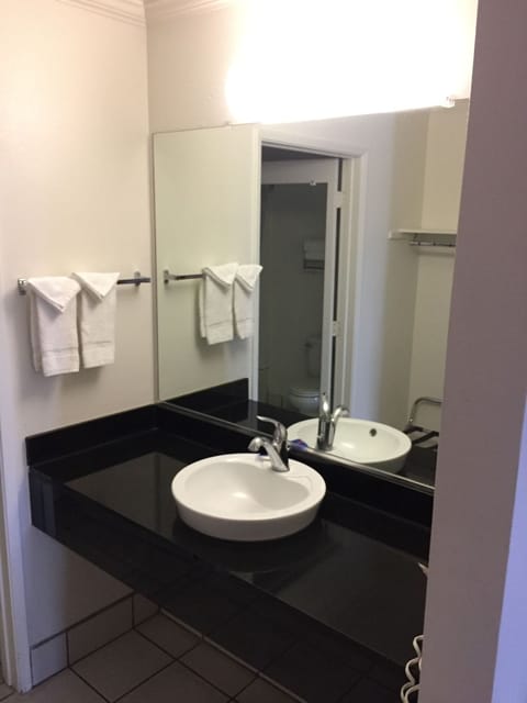 Combined shower/tub, hair dryer, towels