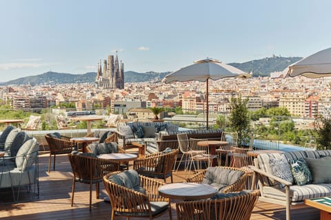 2 restaurants; breakfast, lunch, and dinner served