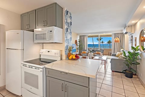Bright, breezy, and fully equipped. Cook up aloha morning to night.