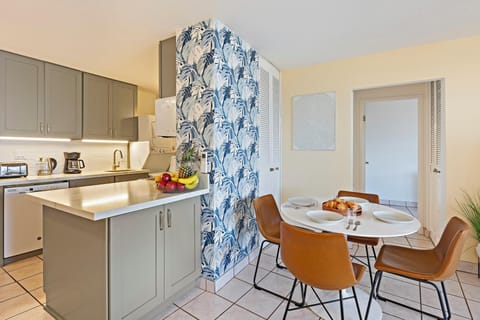 From sunrise papaya to sunset mai tais, your table is always set in paradise.