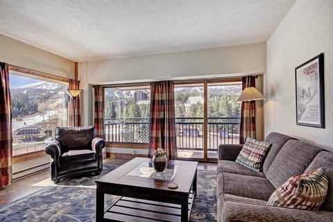 Welcome to our elegant condo, boasting an ideal slopeside location!