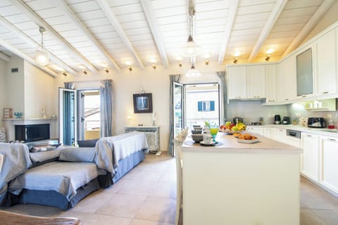 Apartment, Balcony | Living area