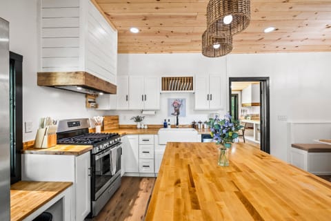 Bright, modern décor kitchen with spacious countertops for culinary adventures!