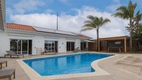 Dive into this refreshing pool, soak up the sun, or gather under the stylish outdoor pergola for unforgettable al fresco moments. #PrivatePool #LuxuryVilla #OutdoorLiving #HolidayHome #Portugal #PT #Aroeira #Marisol