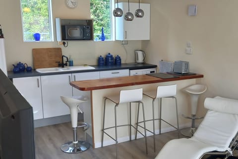 Cottage | Private kitchen | Fridge, microwave, stovetop, electric kettle
