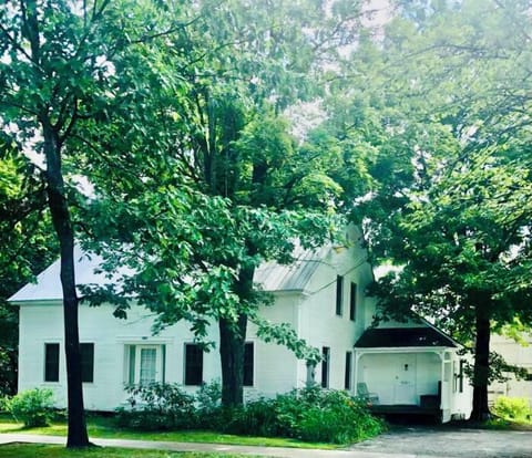 Home away from home just a short drive to Sugarbush and Mad River Glen for year-round mountain adventures