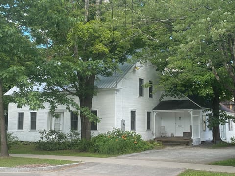 Charming village home in the heart of town - walk to shops, cafés, and local favorites right from your doorstep