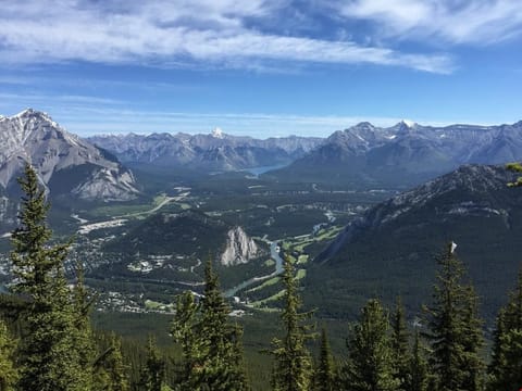 Set in the midst of the Rocky mountains, you will love to stroll around this gorgeous destination.