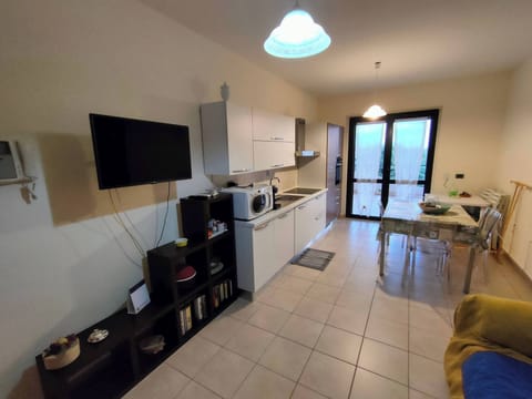 Apartment, 2 Bedrooms, Smoking, Balcony | Living room | Books