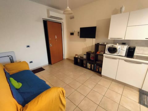 Apartment, 2 Bedrooms, Smoking, Balcony | Living room | Books