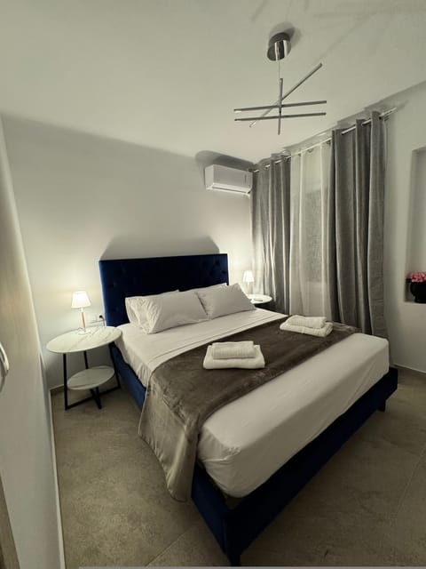 House | 2 bedrooms, desk
