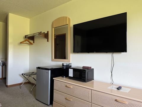 Laptop workspace, blackout drapes, iron/ironing board, free WiFi