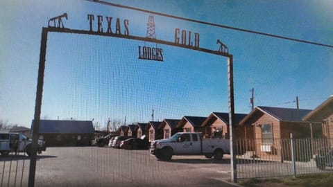 TX20Gold20entrance202