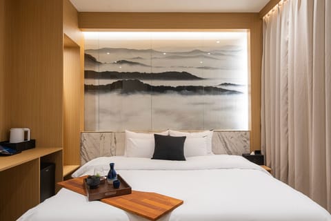 Premium Double Room, 1 King Bed, Non Smoking, Private Bathroom | Desk, blackout drapes, soundproofing, free WiFi