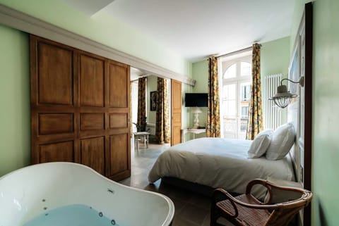 Romantic Apartment, City View | Premium bedding, pillowtop beds, soundproofing, iron/ironing board