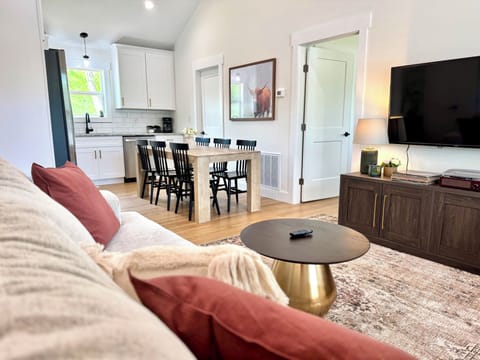 🍽️ Cozy Dining
Enjoy modern comforts in our dining area, where a stylish table for six sets the stage for shared meals and engaging conversation, open to the living area for overflow seating.
