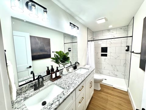 ✨ Modern & Stylish Touches
Each bathroom is thoughtfully designed with modern décor and clean, inviting finishes, creating a spa-like atmosphere.
