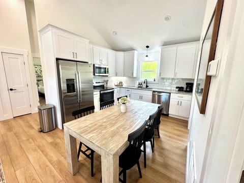 🍳 Bright & Equipped Kitchen
Cook, prep, and entertain with ease in our kitchen fully stocked with labeled dishware, glasses, and utensils, with a bright back door to the porch and dining table just steps away.

