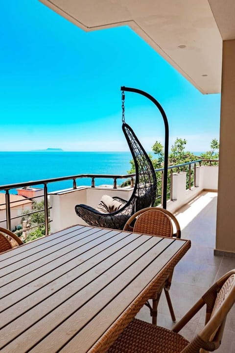 One-Bedroom Apartment with Balcony and Sea View | Balcony