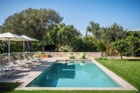 Seasonal outdoor pool, sun loungers
