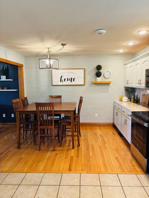 Kitchen Seating for 6