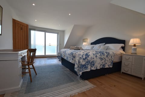 Family House, Garden View | 4 bedrooms, iron/ironing board, free WiFi