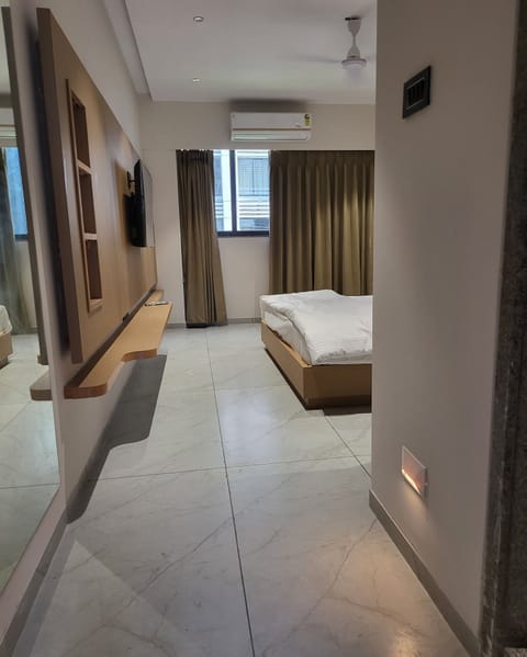 Superior Room | Desk, bed sheets