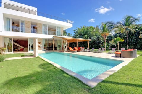 Casa sirenas less than 2 minute walk to the beach