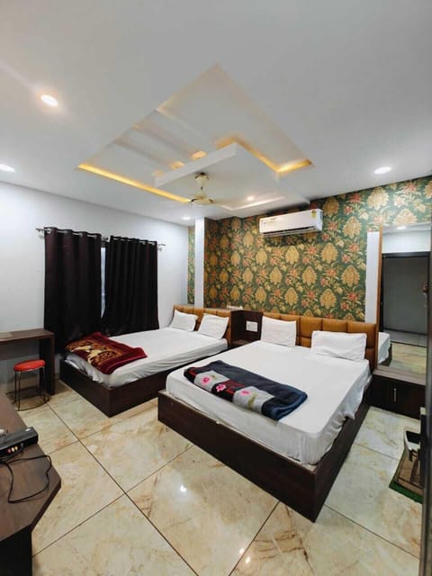 Family Room | Desk, WiFi (free)