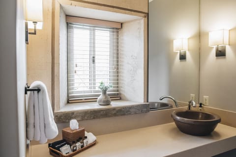 Suite 3 | Bathroom sink