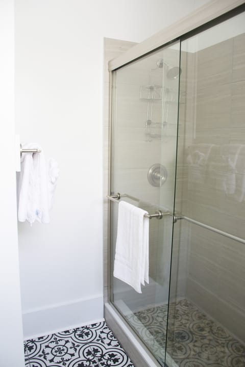 Cozy King | Bathroom shower