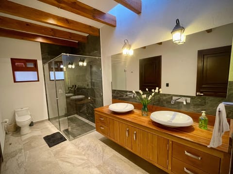 Family Triple Room, Balcony, Courtyard View | Bathroom | Towels, soap, shampoo, toilet paper