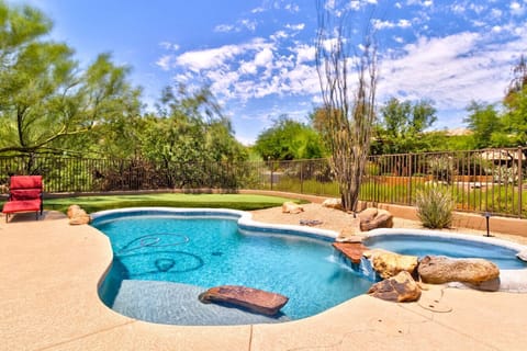 Pool, jacuzzi and puting green