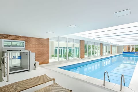Piscina interna e aquecida.
