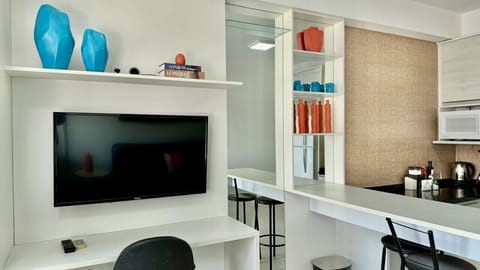 Sala com sofa azul turquesa, quadros decorativos coloridos