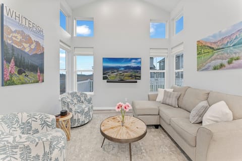 Living room - open and bright with a vaulted ceiling | Main Level