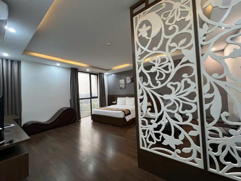 Junior Room, 1 Queen Bed, City View | Desk, soundproofing, free WiFi, bed sheets