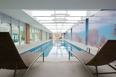 Piscina coberta e aquecida.